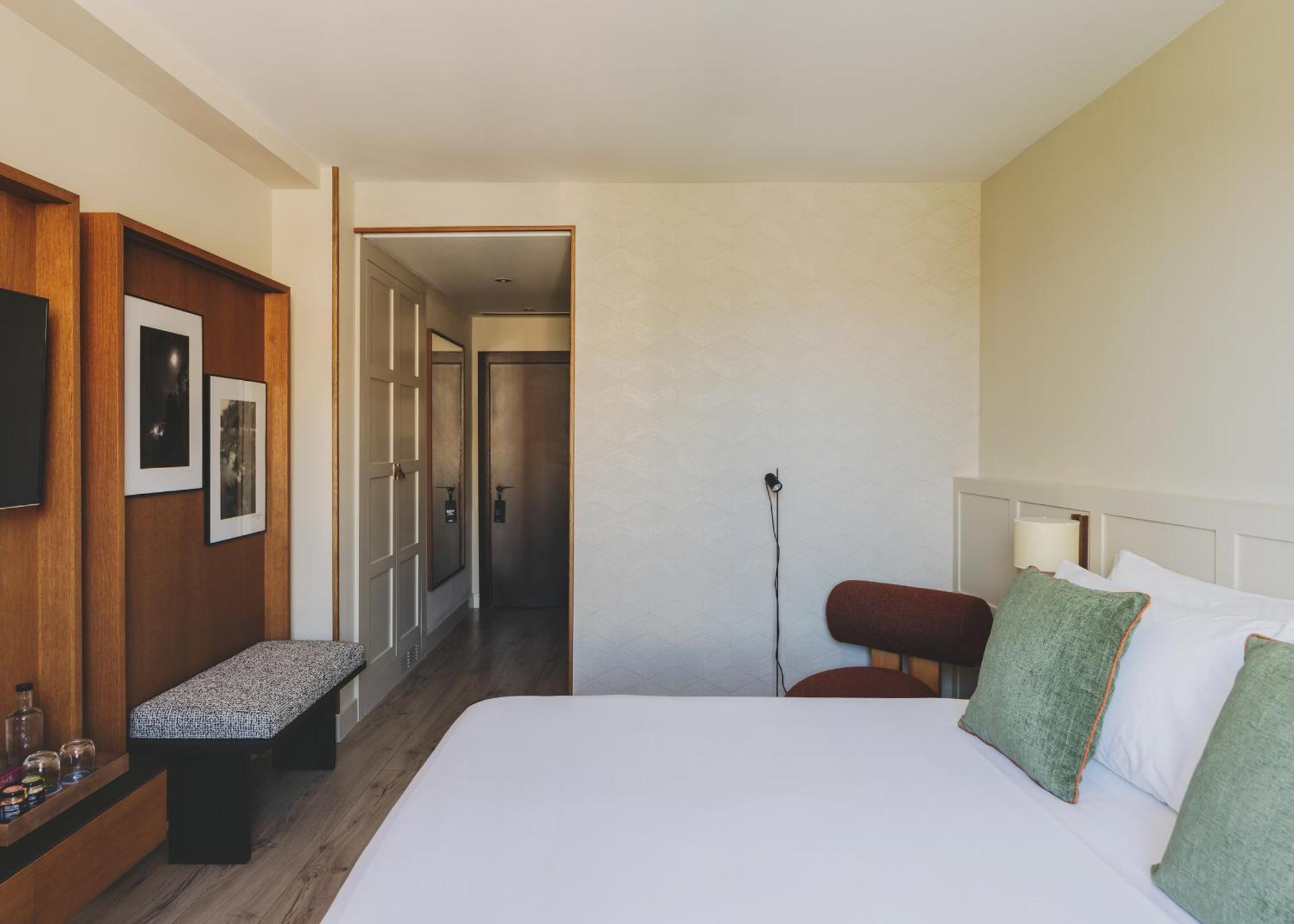 Superior Exterior Room,1669813749:JPEG